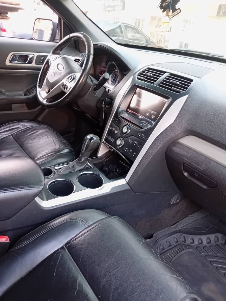 Ford Explorer thumbnail 3