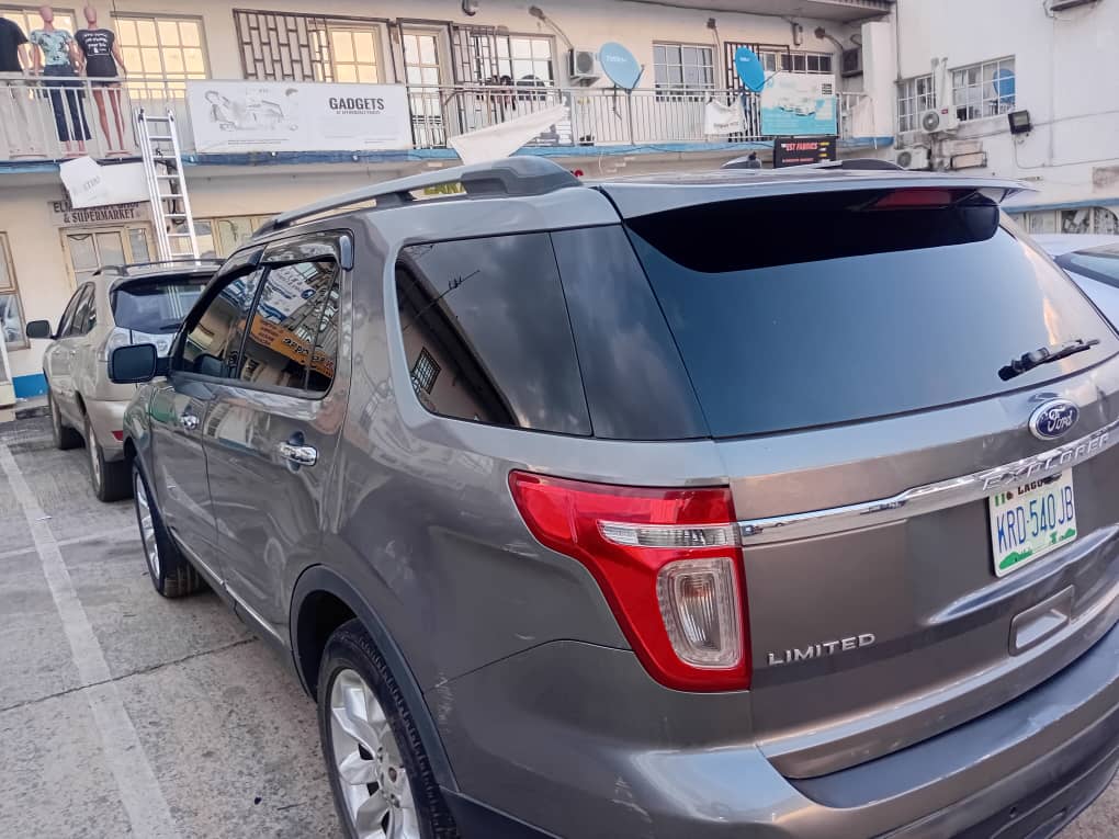 Ford Explorer thumbnail 4